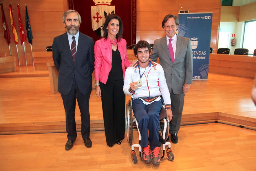 Dani Caverzaschi luciendo su medalla en posado con autoridades