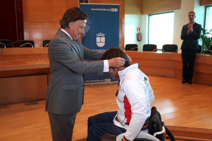 Dani Caverzaschi recibiendo se medalla homenaje de manos de Alcalde García de Vinuesa