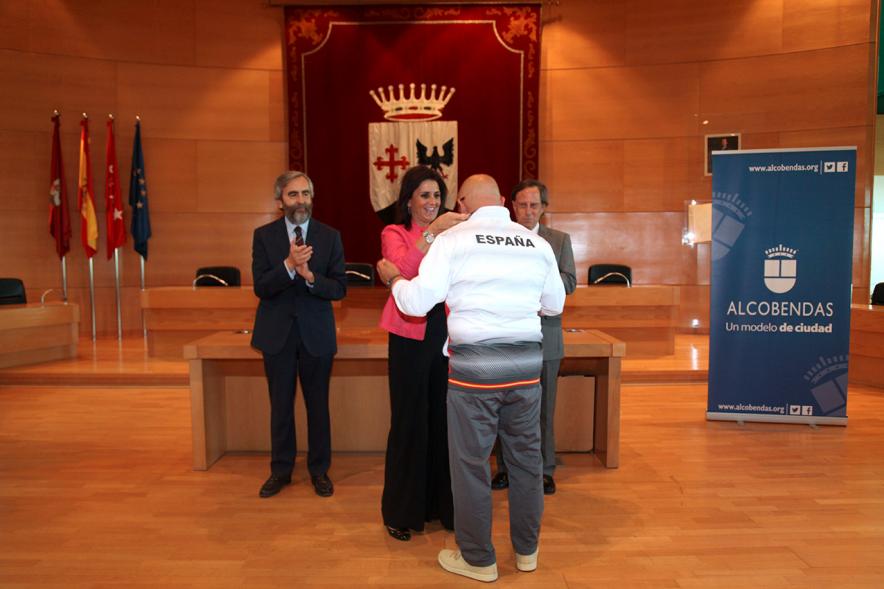 Ángel Aguado recibiendo medalla homenaje 