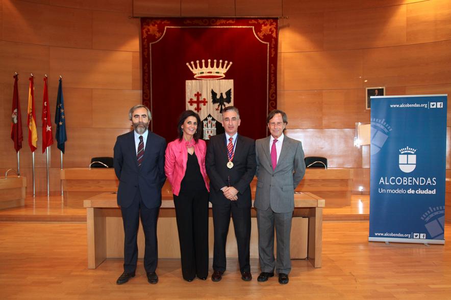 Jesús Tortosa Alameda posando con autoridades