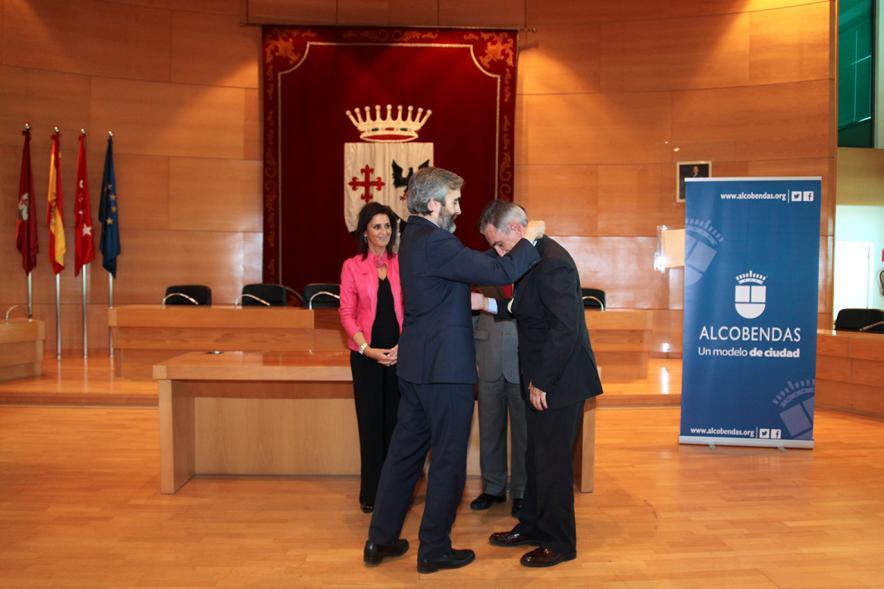 Jesús Tortosa Alameda recibiendo su medalla homenaje
