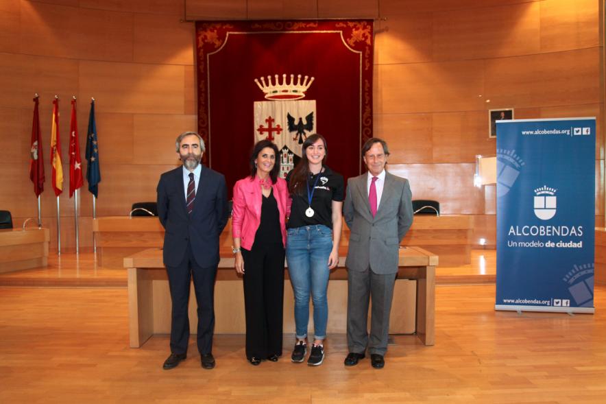 Macarena Gandulfo Jugadora Argentina del Helvetia Balonmano Alcobendas con autoridades