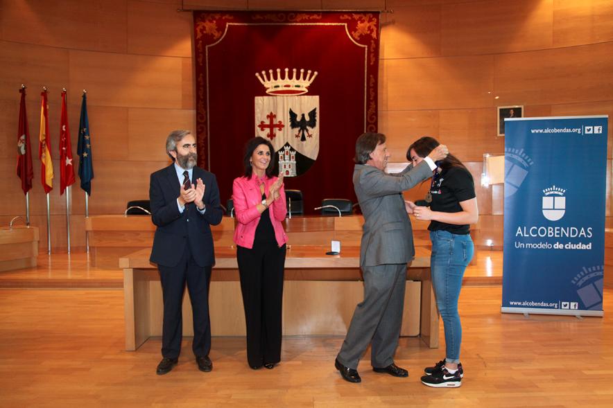 Macarena Gandulfo recibiendo su medalla homenaje