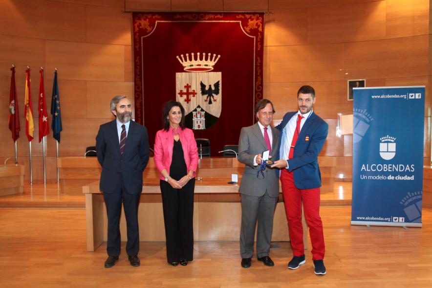José Ignacio “Tiki” Inchausti recibiendo medalla homenaje 
