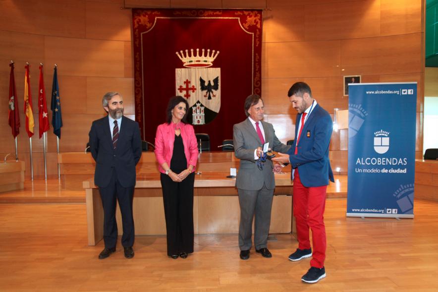 José Ignacio “Tiki” Inchausti recibiendo medalla homenaje 