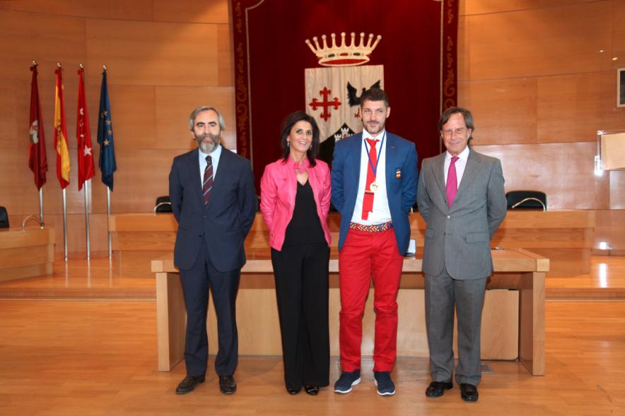 José Ignacio “Tiki” Inchausti recibiendo medalla homenaje 