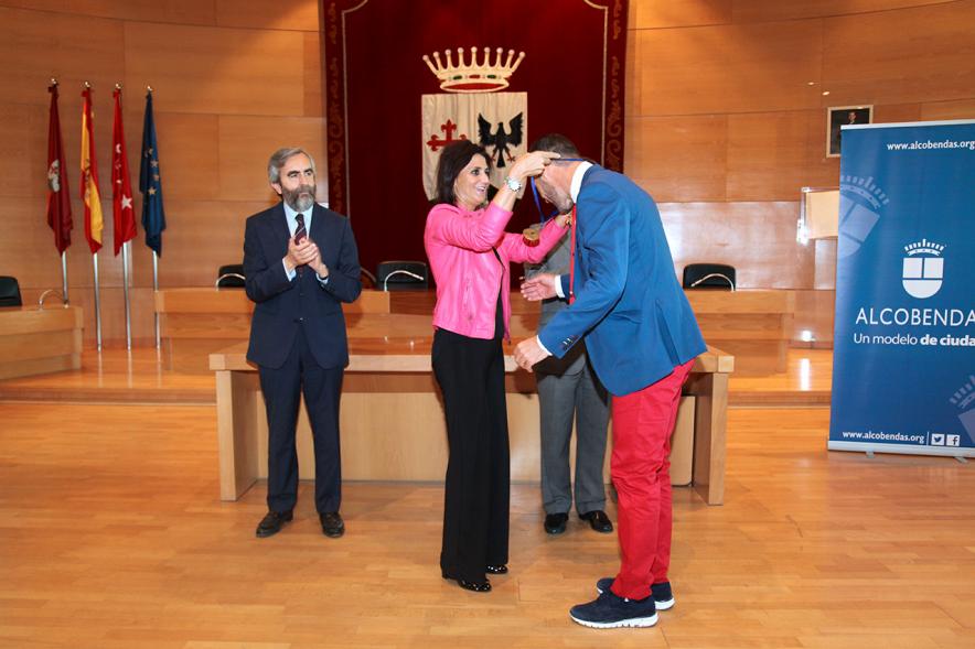 José Ignacio “Tiki” Inchausti recibiendo medalla homenaje 