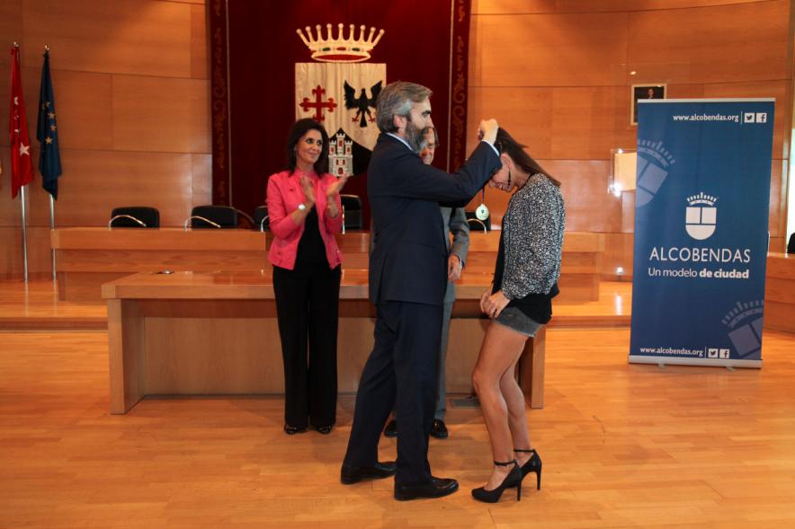 Azucena Díaz Calvo recibiendo medalla homenaje