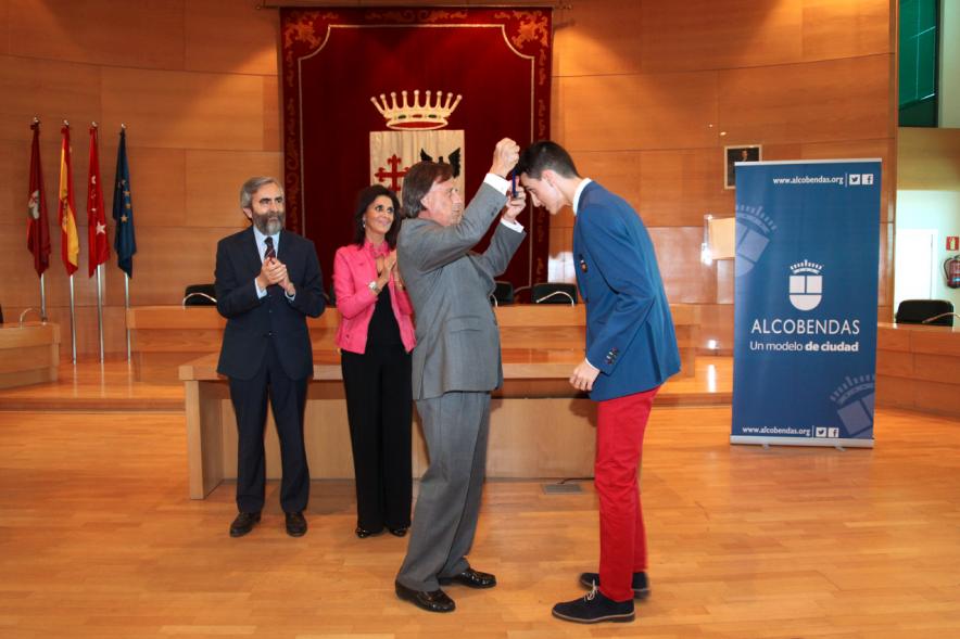 Jesús Tortosa Cabrera recibiendo medalla homenaje