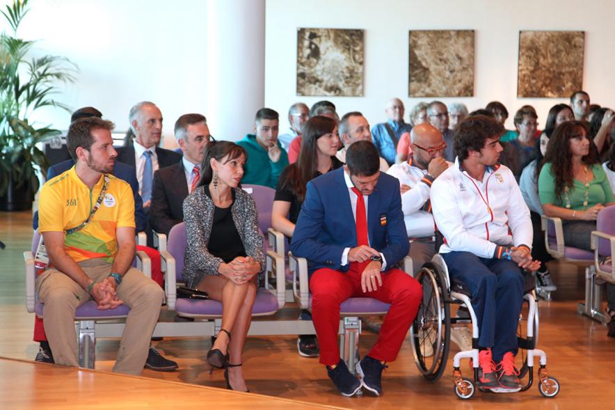 Homenajeados y público