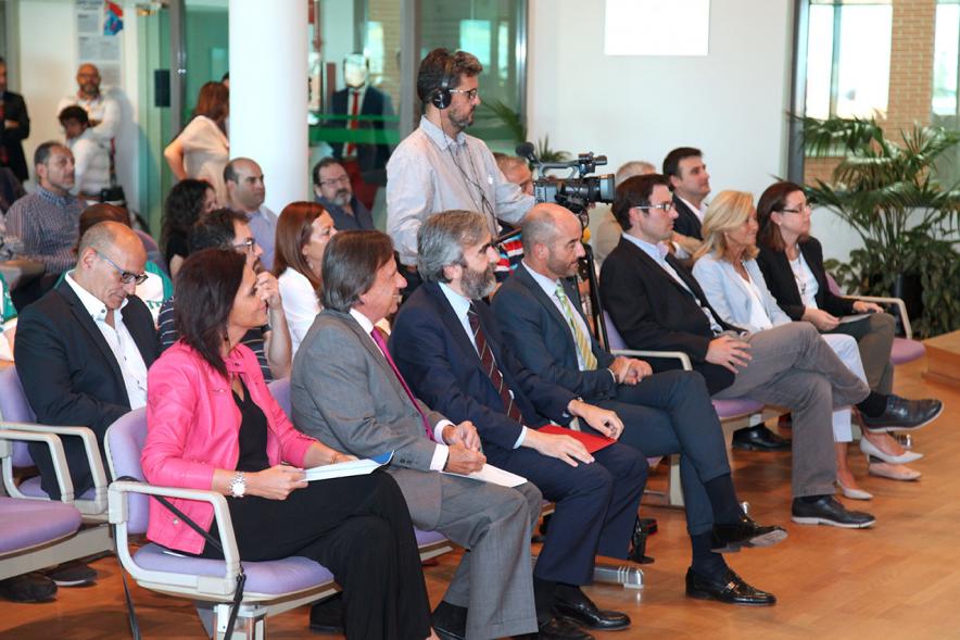 Vista lateral de personalidades asistentes