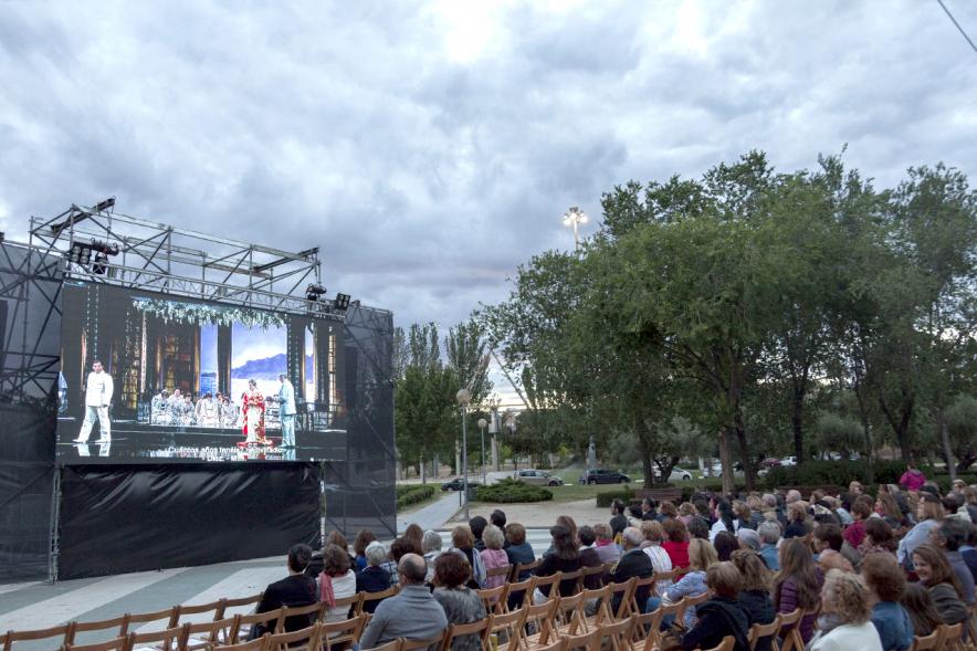Retransmisión Ópera Madame Butterfly en el Arroyo de la Vega -  La retransmisión y los asistentes.