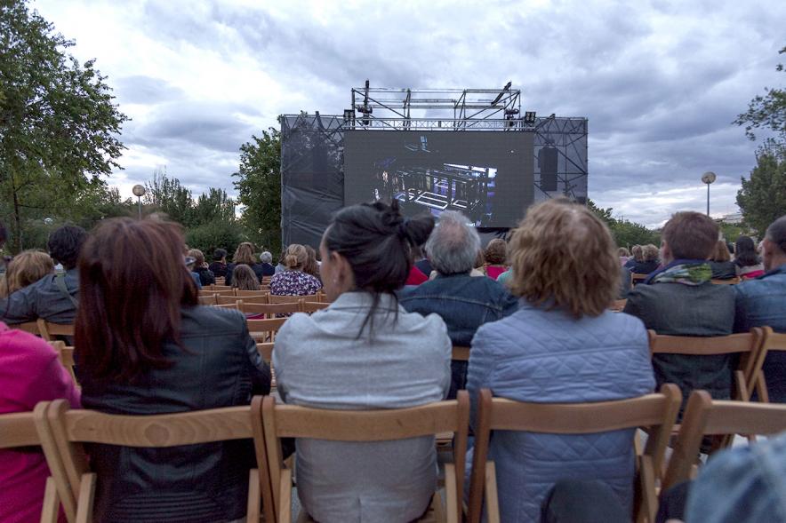 Retransmisión Ópera Madame Butterfly en el Arroyo de la Vega -  Parte trasera de los asistentes.