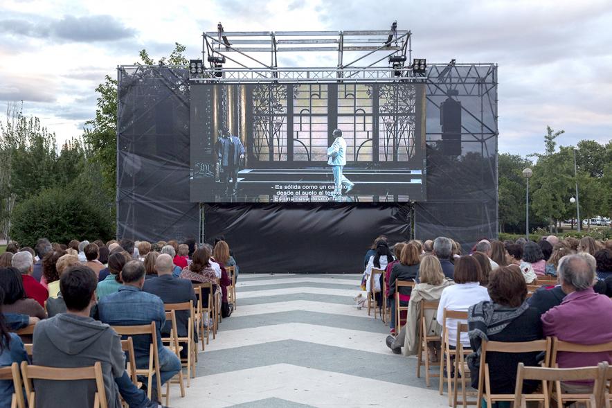 Retransmisión Ópera Madame Butterfly en el Arroyo de la Vega - La pantalla  gigante y el público.