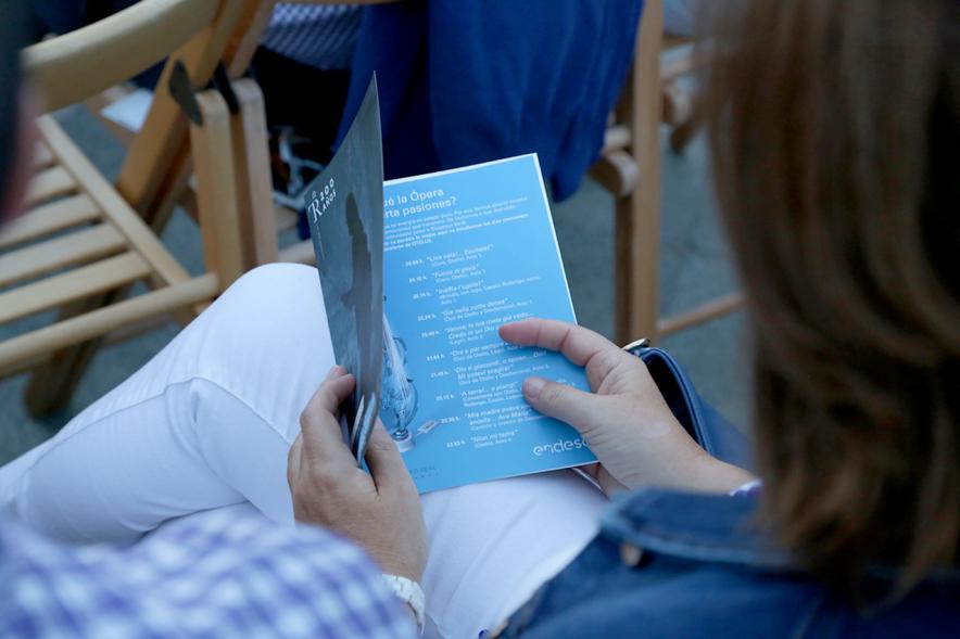 Retransmisión de la Ópera Otello desde el Teatro Real - Imagen de persona leyendo el programa de la ópera.