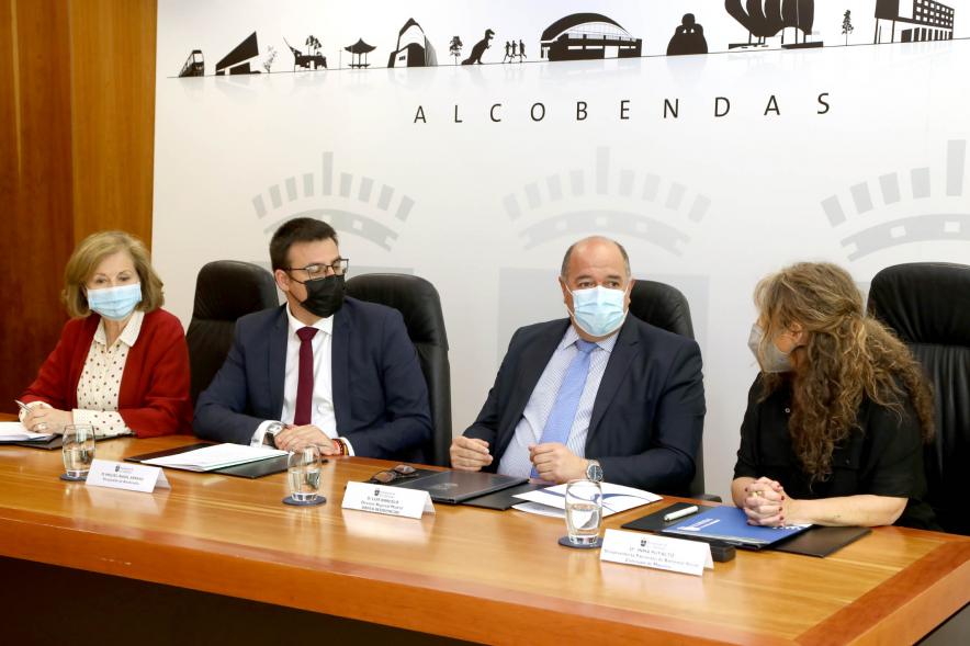 Firmantes charlan durante el encuentro