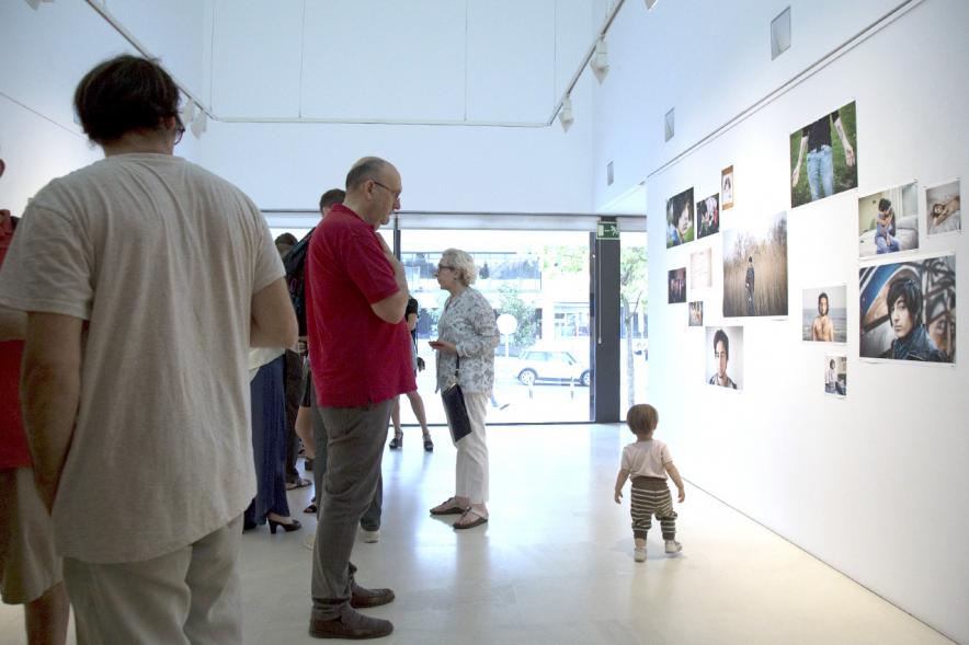 Inauguración Exposición Alumnos Master PIC.A 2017 - Imagen del público mirando las fotografías de la exposición.