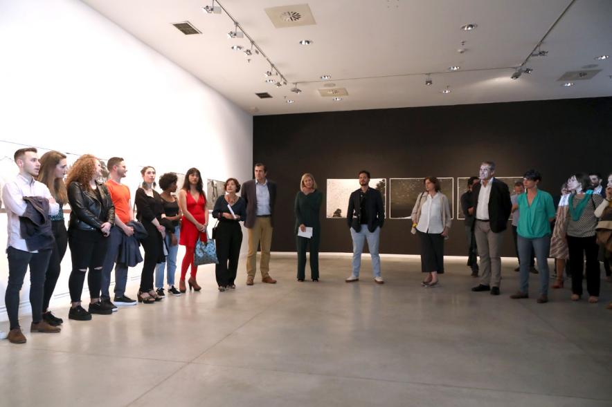 Inauguración Exposición Alumnos Master Escuela PIC.A PhotoEspaña -  Circulo de alumnos, profesores y autoridades  para hablar de la exposición.