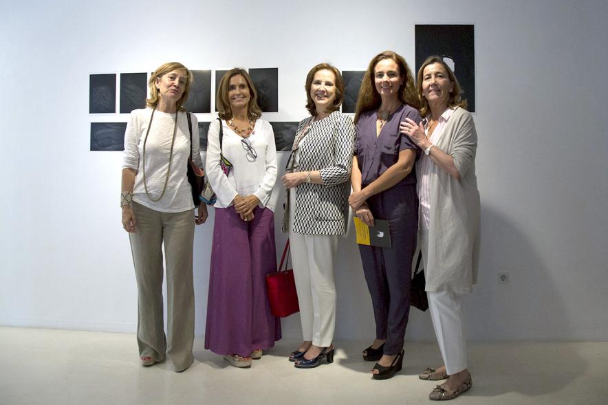 Inauguración Exposición Alumnos Master PIC.A 2017 - Imagen de alumnas posando delante de las fotografías de la exposición.