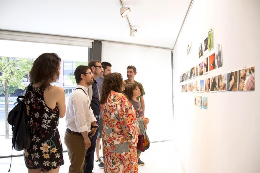 Inauguración Exposición Alumnos Master PIC.A 2017 - Imagen del público mirando las fotografías de la exposición.