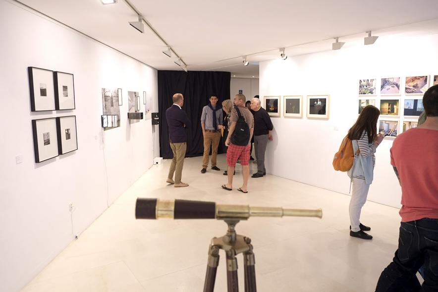 Inauguración Exposición Confines Master PhotoEspaña PIC.A - Imagen del público visitando la exposición.