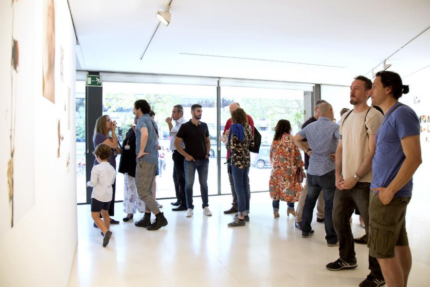 Inauguración Exposición Alumnos Master PIC.A 2017 - Imagen del público mirando las fotografías de la exposición.