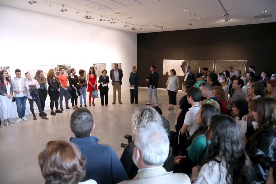 Inauguración Exposición Alumnos Master Escuela PIC.A PhotoEspaña - Posado grupal de profesores, las autoridades y el público.