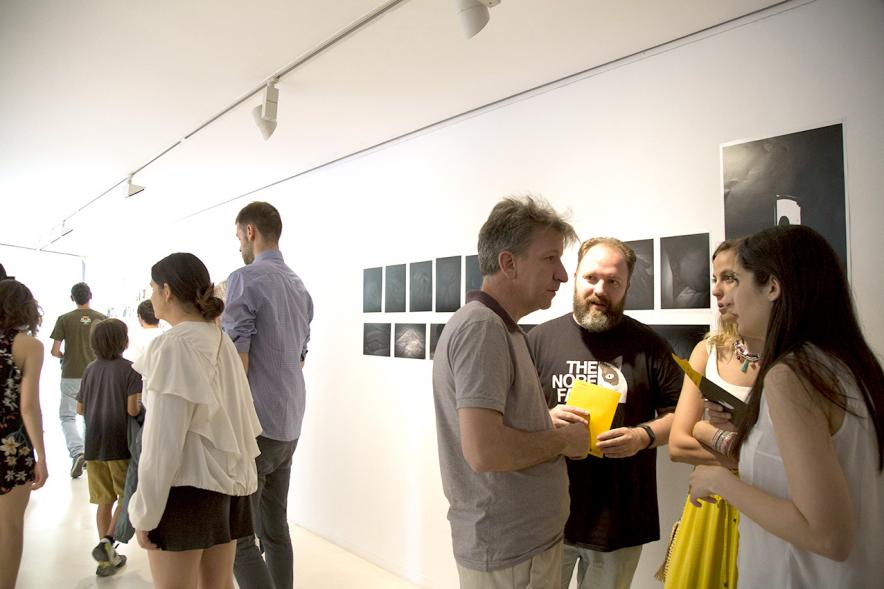 Inauguración Exposición Alumnos Master PIC.A 2017 - Imagen del público mirando las fotografías de la exposición.