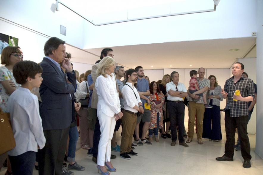 Inauguración Exposición Alumnos Master PIC.A 2017 - Imagen de una persona dirigiéndose al público asistente a la exposición.