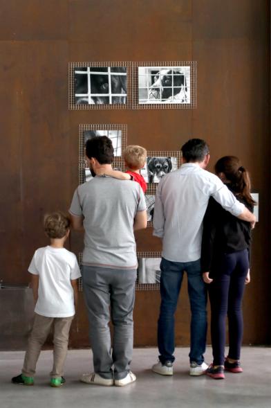 Inauguración Exposición Alumnos Master Escuela PIC.A PhotoEspaña - Imagen de una familia viendo la exposición.