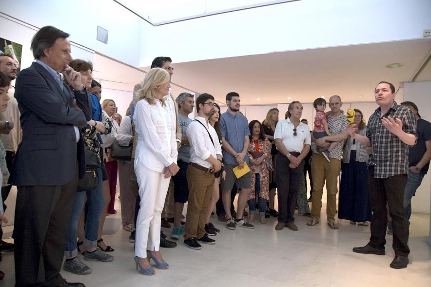 Inauguración Exposición Alumnos Master PIC.A 2017 - Imagen de una persona dirigiéndose al público asistente a la exposición.