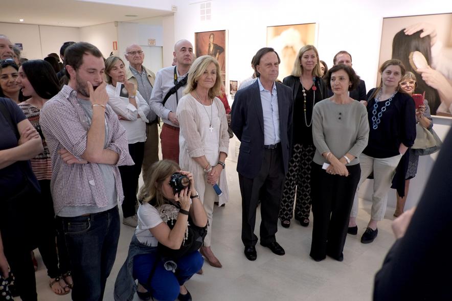 Inauguración Exposición Confines Master PhotoEspaña PIC.A - García de Vinuesa asistiendo a la inauguración de la exposición.