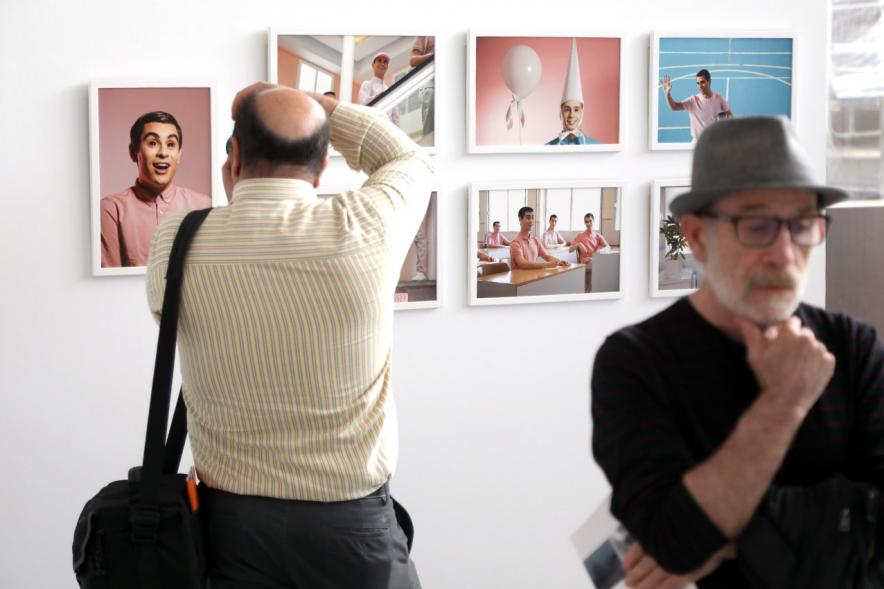 Inauguración Exposición Alumnos Master Escuela PIC.A PhotoEspaña -  Imagen de los visitantes y las obras de la exposición.