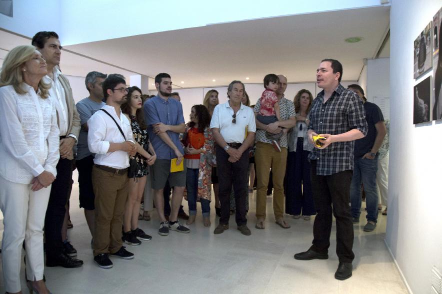 Inauguración Exposición Alumnos Master PIC.A 2017 - Imagen de una persona dirigiéndose al público asistente a la exposición.