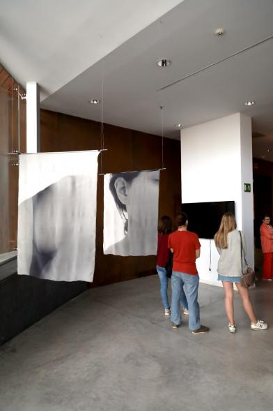 Inauguración Exposición Alumnos Master Escuela PIC.A PhotoEspaña - Imagen parcial de la exposición y las visitas.