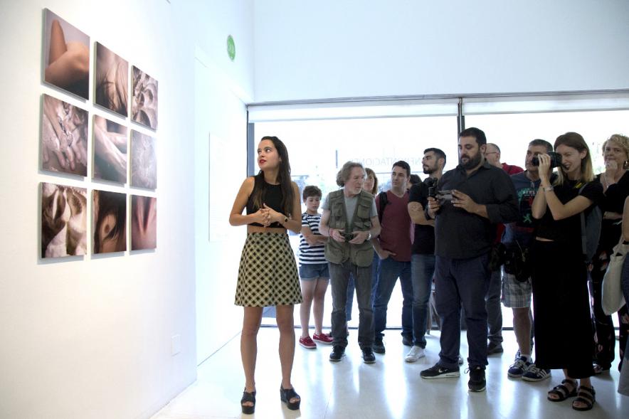 Inauguración Exposición Alumnos Master PIC.A 2017 - Imagen de una persona dirigiéndose al público asistente a la exposición.