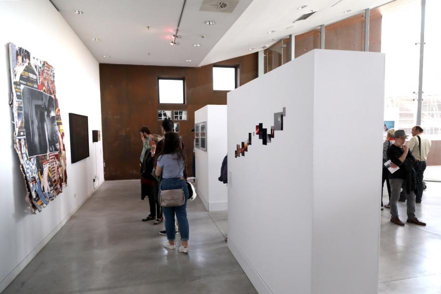 Inauguración Exposición Alumnos Master Escuela PIC.A PhotoEspaña -  Imagen central de las obras y un visitante.