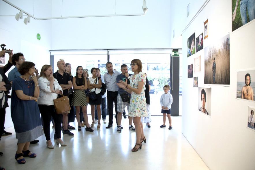 Inauguración Exposición Alumnos Master PIC.A 2017 - Imagen de una persona dirigiéndose al público asistente a la exposición.