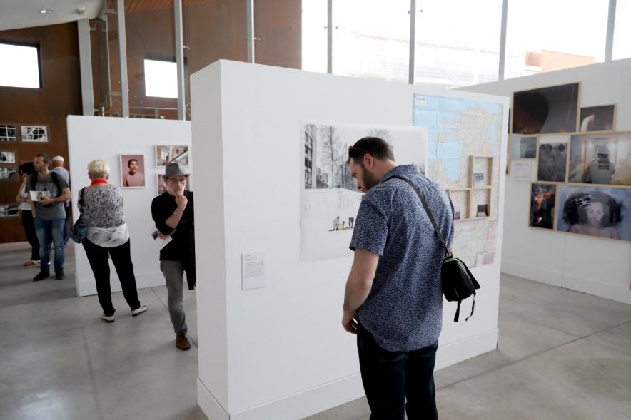 Inauguración Exposición Alumnos Master Escuela PIC.A PhotoEspaña - Imagen parcial de la exposición y las visitas.