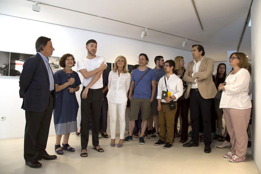Inauguración Exposición Alumnos Master PIC.A 2017 - Imagen del alcalde García de Vinuesa y otras personas escuchando las explicaciones.