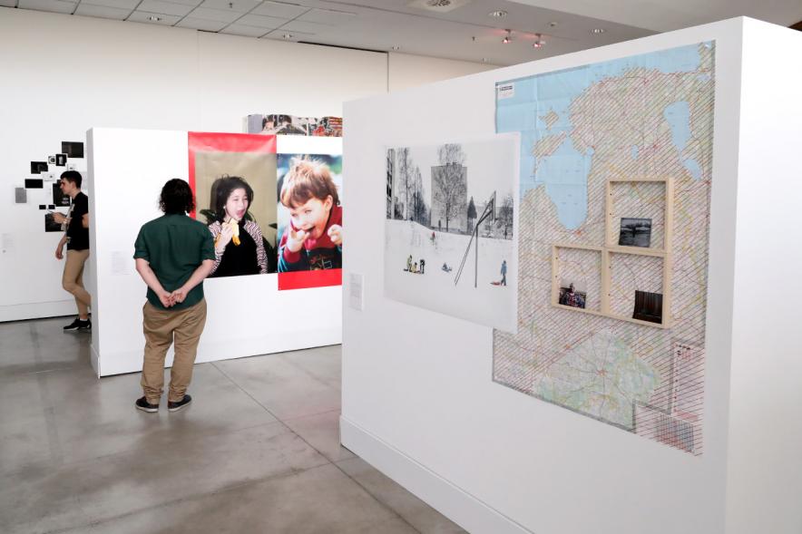 Inauguración Exposición Alumnos Master Escuela PIC.A PhotoEspaña -  Imagen central de las obras y un visitante.