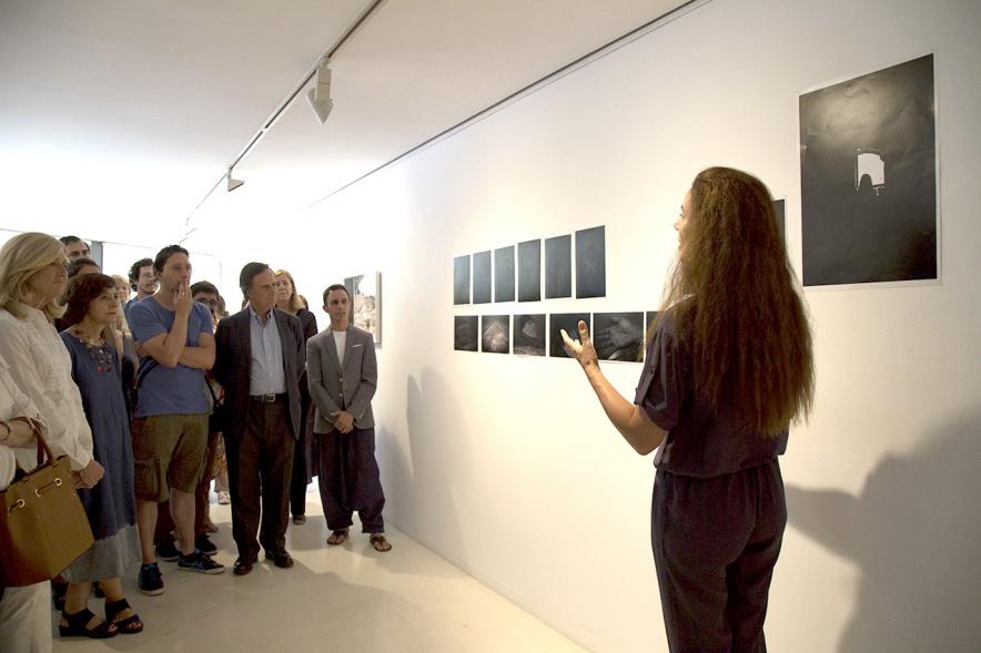 Inauguración Exposición Alumnos Master PIC.A 2017 - Imagen de una persona dirigiéndose al público asistente a la exposición.