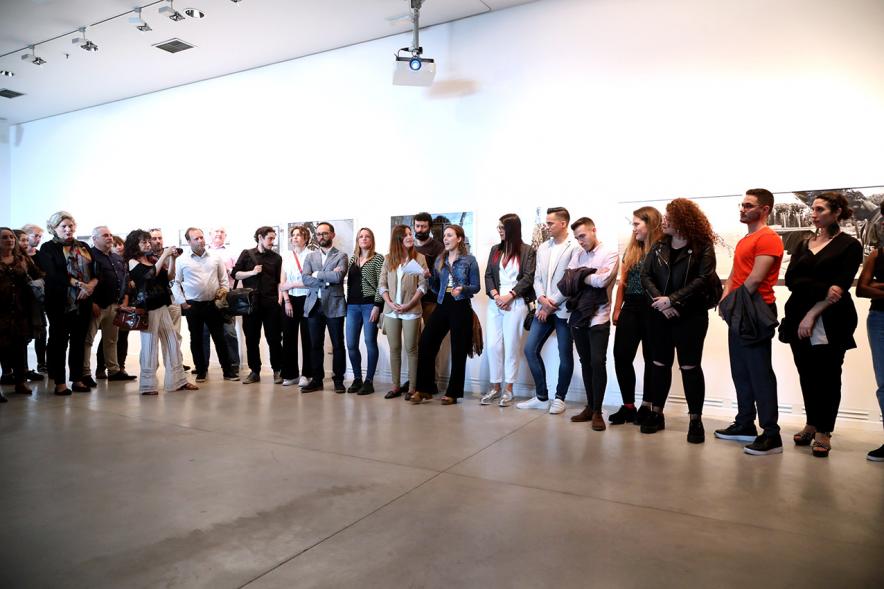 Inauguración Exposición Alumnos Master Escuela PIC.A PhotoEspaña - Posado grupal de profesores y autoridades municipales.