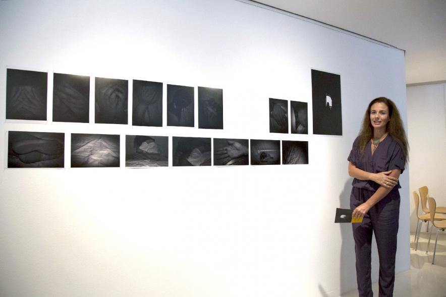 Inauguración Exposición Alumnos Master PIC.A 2017 - Imagen de una de las alumnas que exponen junto a su obra.