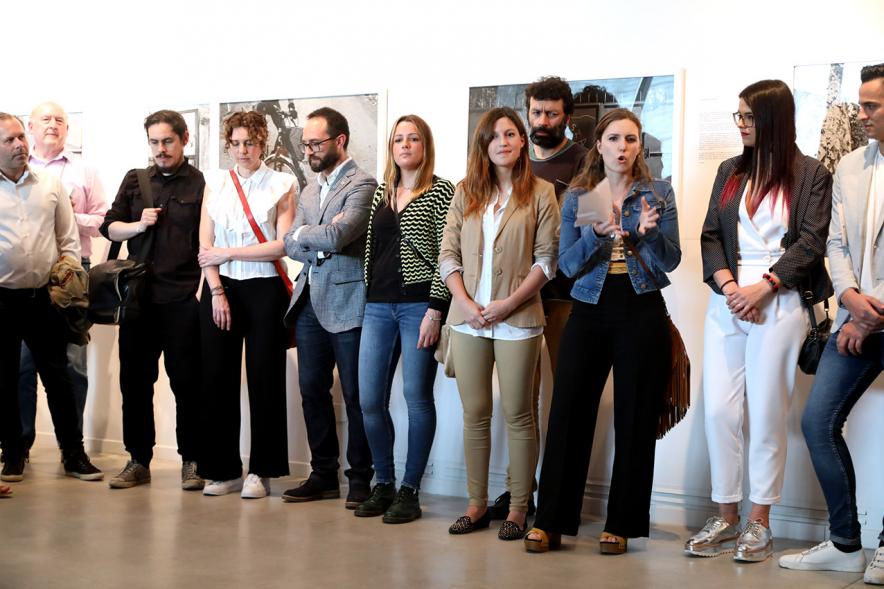 Inauguración Exposición Alumnos Master Escuela PIC.A PhotoEspaña - Posado del alumnado junto a las obras.