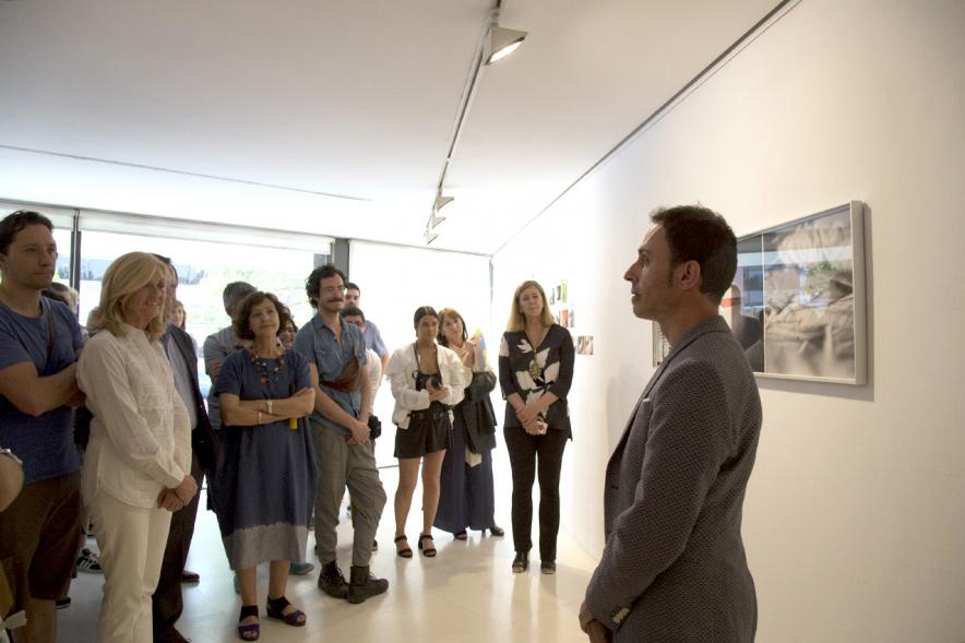 Inauguración Exposición Alumnos Master PIC.A 2017 - Imagen de una persona dirigiéndose al público asistente a la exposición.