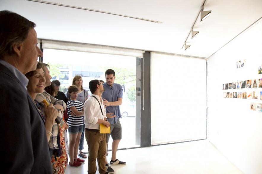Inauguración Exposición Alumnos Master PIC.A 2017 - Imagen del alcalde García de Vinuesa y otras personas escuchando las explicaciones.