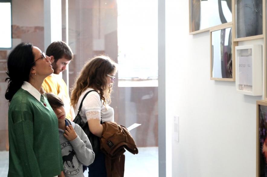 Inauguración Exposición Alumnos Master Escuela PIC.A PhotoEspaña - Primer plano de las visitas. 