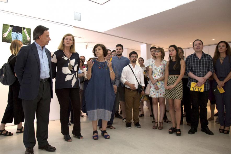 Inauguración Exposición Alumnos Master PIC.A 2017 - Imagen del alcalde García de Vinuesa y otras personas escuchando las explicaciones.