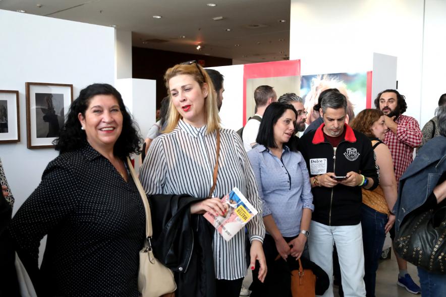 Inauguración Exposición Alumnos Master Escuela PIC.A PhotoEspaña - Primer plano de los visitantes a la exposición.